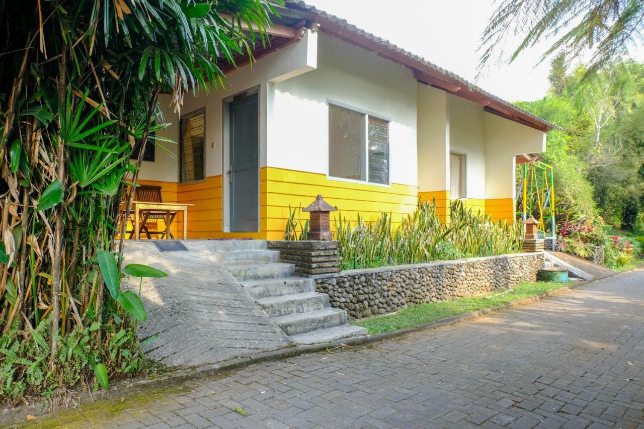 Wisma tamu Reddoorz Near Stab Syailendra Kopeng 2*